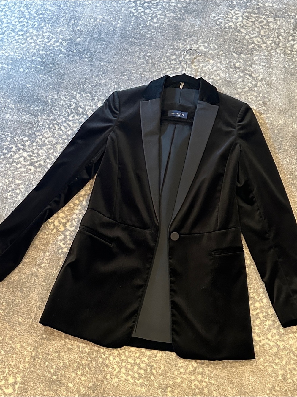 PIAZZA SEMPIONE BLACK VELVET WOMANS TUX JACKET SIZE 40 NWOT